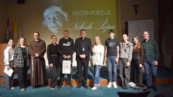 Učenici na manifestaciji KLK: Večer poezije Nikole Šopa